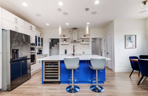 Jefferson Park House | Modern Spacious Retreat Home
