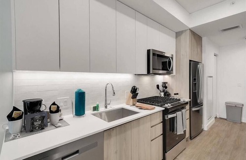 Evans Churchill Apartment | Modern Studio w/in-unit Laundry | Roosevelt Row | nr Metro
