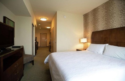 Covington Hotel | Modern Style Room Ideal for Memorable Louisiana Escapades - Perfect for Couples!