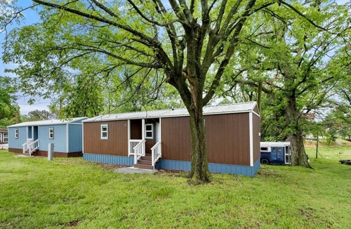 Decatur Cabin | Modern Tiny Home with Office Space near Crystal Lake and Downtown Decatur, Arkansas