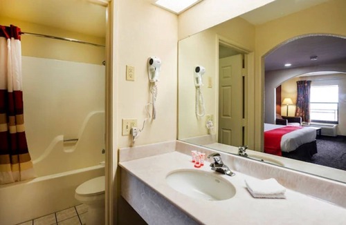 Port Allen Hotel | Modern King Room Near LSU | Quiet, Convenient Stay Close to Popular Dining Spots