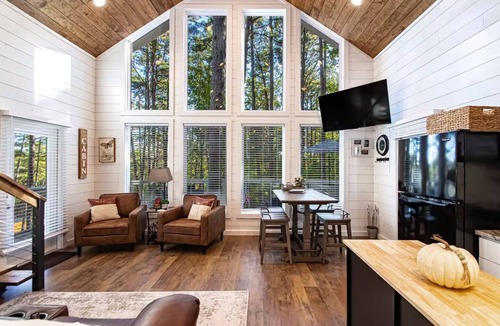 Newnata Cabin | Monarch Manor Treehouse at Greers Ferry Lake in Shirley, AR