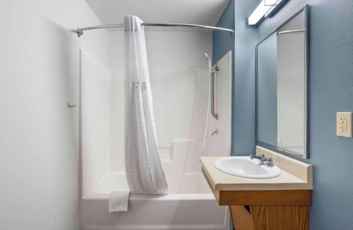Pelham Hotel | Motel 6 Suites Birmingham Pelham, AL