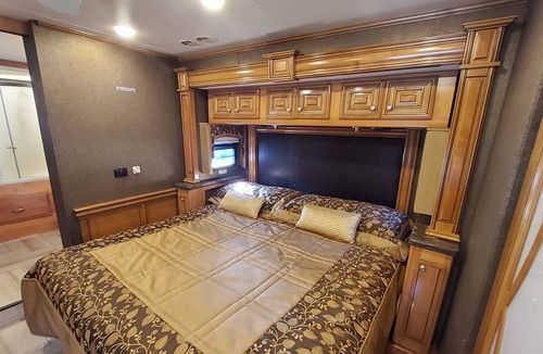 Umatilla House | Motorhome - Huge high end 45 ft luxury coach