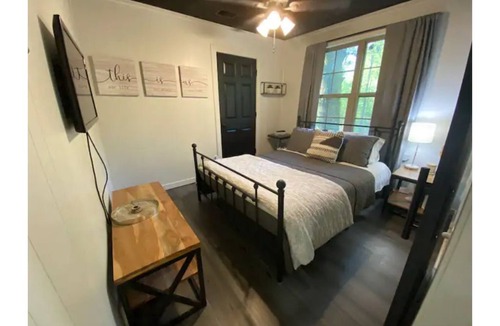 Hattiesburg Cabin | Mountain Laurel Cabin on Creek