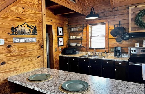 Pine Mountain Cabin | Mountain Love- Close to Mountainside Pool!