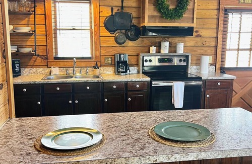Pine Mountain Cabin | Mountain Love- Close to Mountainside Pool!
