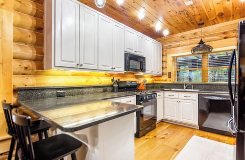 Walnut Mountain Cabin | Mountain Oasis Hot tub, Fireplace, Dog Friendly, Fireplace, Close to town!