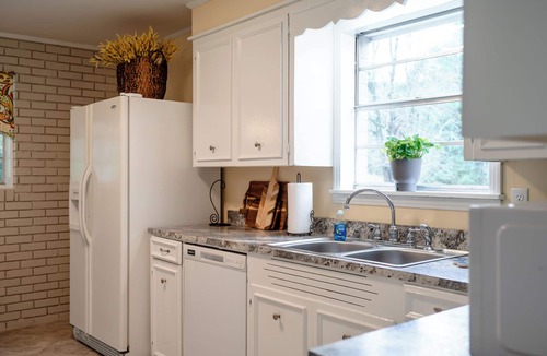 Preston House | MSU baseball, tennis, or more? Fishing? 3 bedroom near Starkville & Louisville.