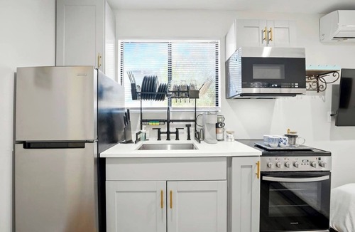 Murray Hill Apartment | Murray Hill Retreat w/Kitchen, Parking & WiFi