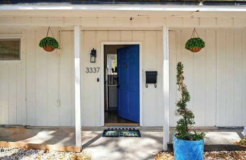 Murray Hill Apartment | Murray Hill Retreat w/Kitchen, Parking & WiFi