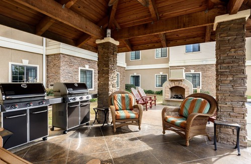 Oak Condo | Near Amusement Parks + Beaches | Outdoor Pool