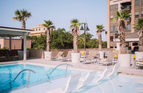 Historic Downtown Savannah Hotel | Near Forsyth Park | Rooftop Pool & City Strolls