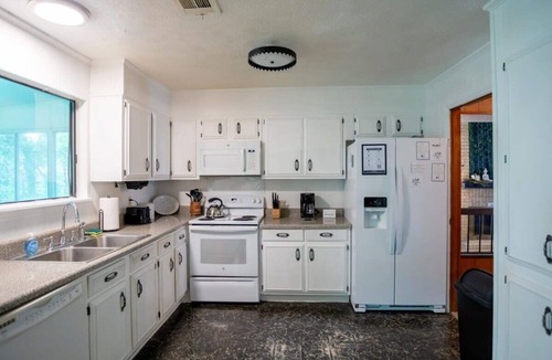 Montgomery House | Near Hospital & Dining- Merry on Moorcroft