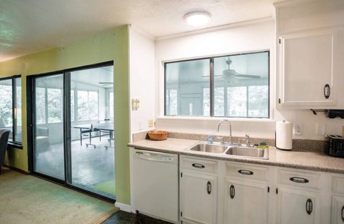 Montgomery House | Near Hospital & Dining- Merry on Moorcroft