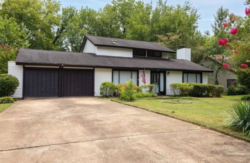 Montgomery House | Near Hospital & Dining- Merry on Moorcroft