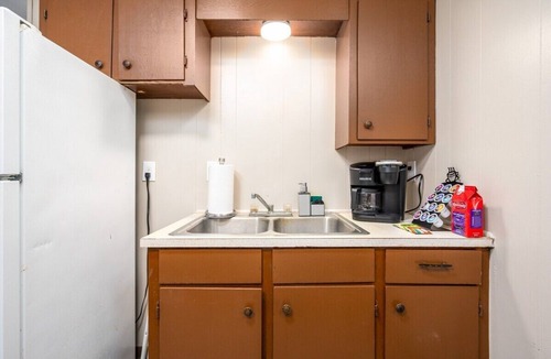Pineville Apartment | Near P&G | Cleco | 55" 4K TV| King 🛏 | PetsOK🐈
