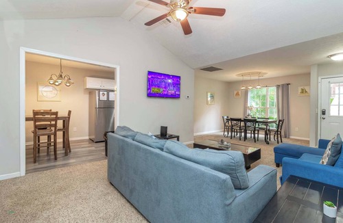 Columbus House | Near Shops, Dining & Airport- The Hilltop Bungalow