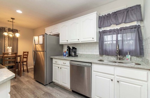 Columbus House | Near Shops, Dining & Airport- The Hilltop Bungalow