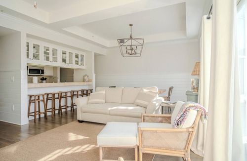 Sunnyside Condo | NEW!2BR Carillon Condo. 5 min walk 2 beach,Pools,Pickleball, Incl beach chairs.
