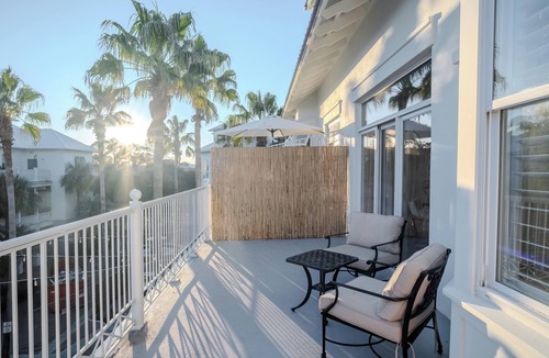 Sunnyside Condo | NEW!2BR Carillon Condo. 5 min walk 2 beach,Pools,Pickleball, Incl beach chairs.