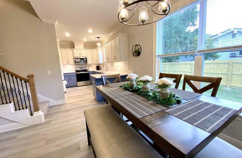 Sunset Bayou House | New! 5 min to beach! Clean, modern and spacious-King mattress on Primary room