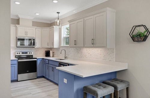 Sunset Bayou House | New! 5 min to beach! Clean, modern and spacious-King mattress on Primary room