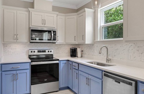 Sunset Bayou House | New! 5 min to beach! Clean, modern and spacious-King mattress on Primary room