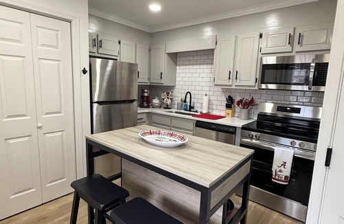 Tuscaloosa Condo | NEW condo- 1.5mi walk to Bryant-Denny! Cozy 2/2 perfect for Gameday weekends!