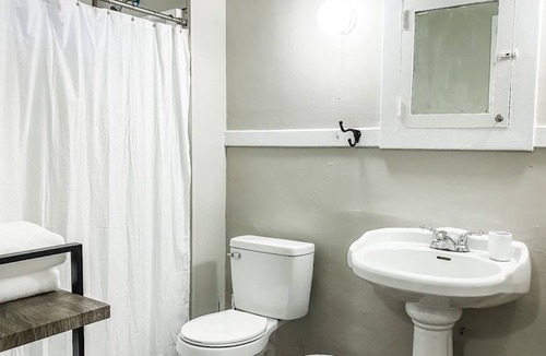 Montgomery Cottage | New! Cozy Pet-Friendly/ Free Parking/ Fast WiFi