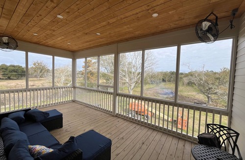 Delacroix Cottage | NEW! FISHING, HUNTING COTTAGE 4 Bedrooms, 2 King beds, 4 Queen Beds, Sleeps 12