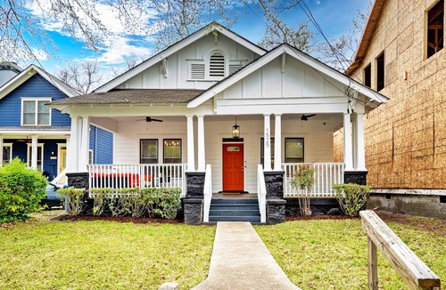 Westview House | *NEW* Gorgeous Beltline Bungalow Centrally Located