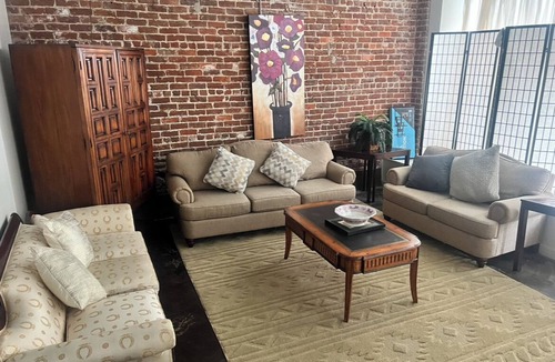 Anniston Apartment | New Haven Studio apartment with 2 bedrooms. Dwtwn. Near EATRIES & ENTERTAINMENT.