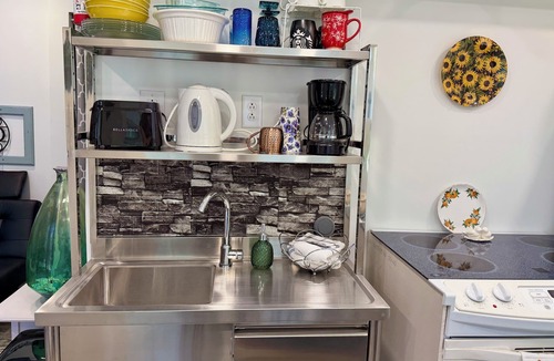 Ocklawaha House | NEW! Honey Paw Hideaway 2-bedroom house with AC in charming Ocklawaha