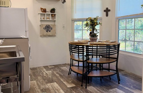 Ocklawaha House | NEW! Honey Paw Hideaway 2-bedroom house with AC in charming Ocklawaha