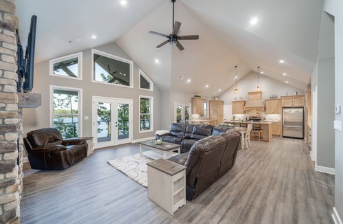 Rockwell House | New Hot Springs Lakehouse with Double Stall Dock & Boat for Rent!