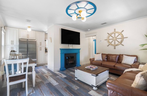 Pensacola House | * New In-ground pool * Dog Friendly! * 2 miles from NAS, 12 miles to Pensacola Beach * 2 Bedrooms- Both Queen Beds * Astro Turfed & Concrete Yard * Washer & Dryer * Fire Pit * Smart TVs in Living Room & Primary Bedroom * Outd