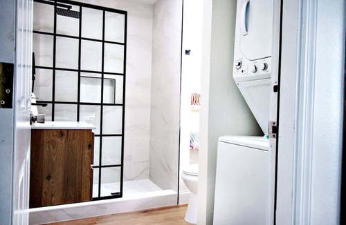 Orlando House | New King GH|PetsOK|PrivEnt|Pvt FncdYard+Tub+W/D+FP