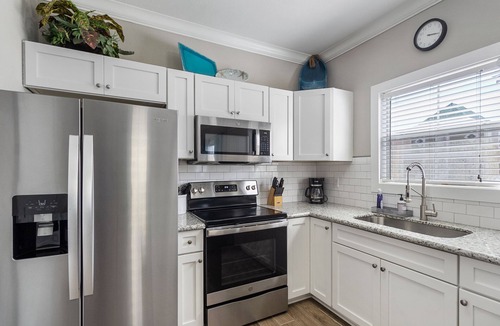 Ono Island Condo | NEW Listing! Don't miss out on this PEACH at Popular Purple Parrot Resort!
