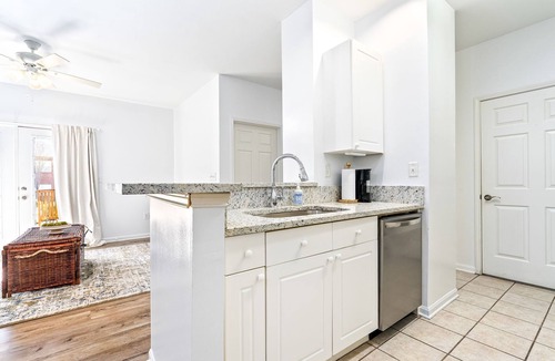 Auburn Apartment | New Modern Getaway ~ 1br, Patio & Pool