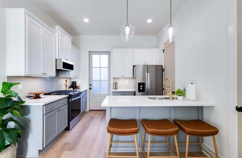 Lafayette House | NEW Oakview Loft - River Ranch - 85" TV - Office - Nespresso - 2 King Beds