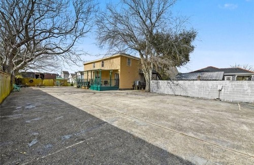 Holy Cross District House | New Orleans Grand Holy Cross Mansion 16BR,9BA Walk to Riverfront Private Parking