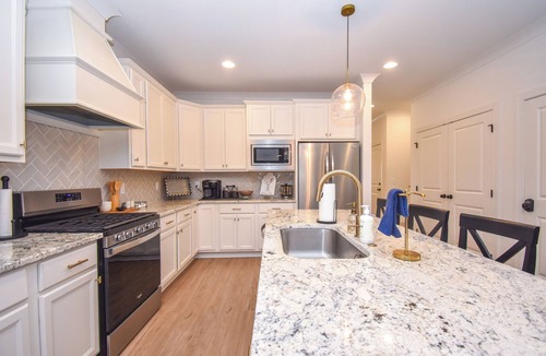 Auburn House | NEW! Plains Getaway In Auburn, 3BR/3BA townhome that sleeps 8 w/EV Charger!