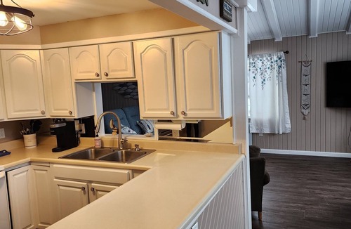 Canadian Lakes House | NEW! Royal Bungalow Lake House W/Lake view & access - Canadian Lakes