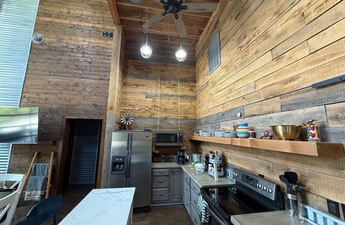 Jasper House | NEW Rustic Lakefront Retreat/Waterfall/5 BR