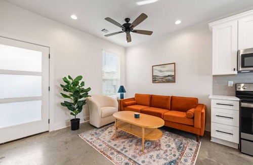 Lafayette House | NEW-Swamp House-Luxury Amenities-65" TV-Fast WiFi
