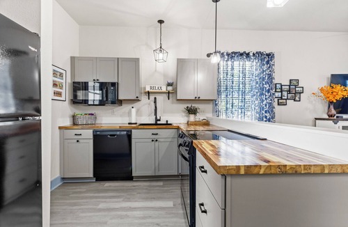 Gulfport House | Newly Remodeled 2-bedroom Blue Bungalow in downtown Gulfport