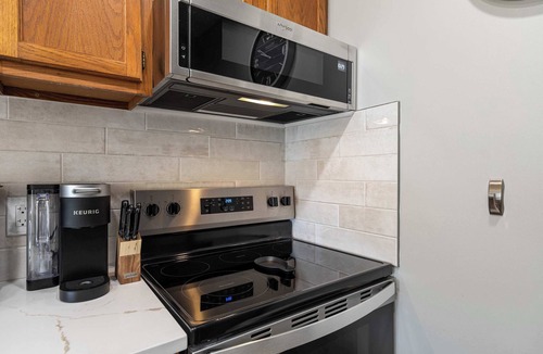 Holiday Isle Apartment | Newly Remodeled Studio with King Bed, Queen Sleeper Sofa, and Full Kitchen - Walk to the Beach, With Beach Service Included