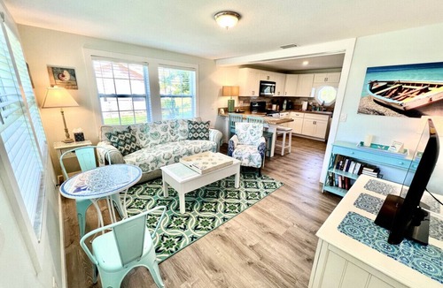 St. Augustine Beach Cottage | Newly Renovated 1 Bedroom + Office/Den Cottage on Oceanfront Property with Pool Access - St. Augustine Beach