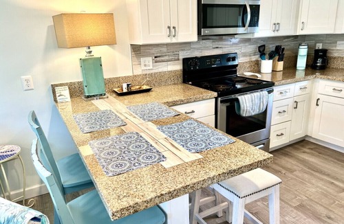 St. Augustine Beach Cottage | Newly Renovated 1 Bedroom + Office/Den Cottage on Oceanfront Property with Pool Access - St. Augustine Beach